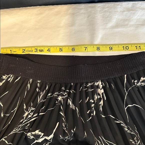 Black and tan Skirt abstract print Calf length  H&M lined midi skirt Size 4 - Picture 7 of 8